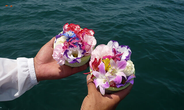 大阪湾での海洋散骨の献花