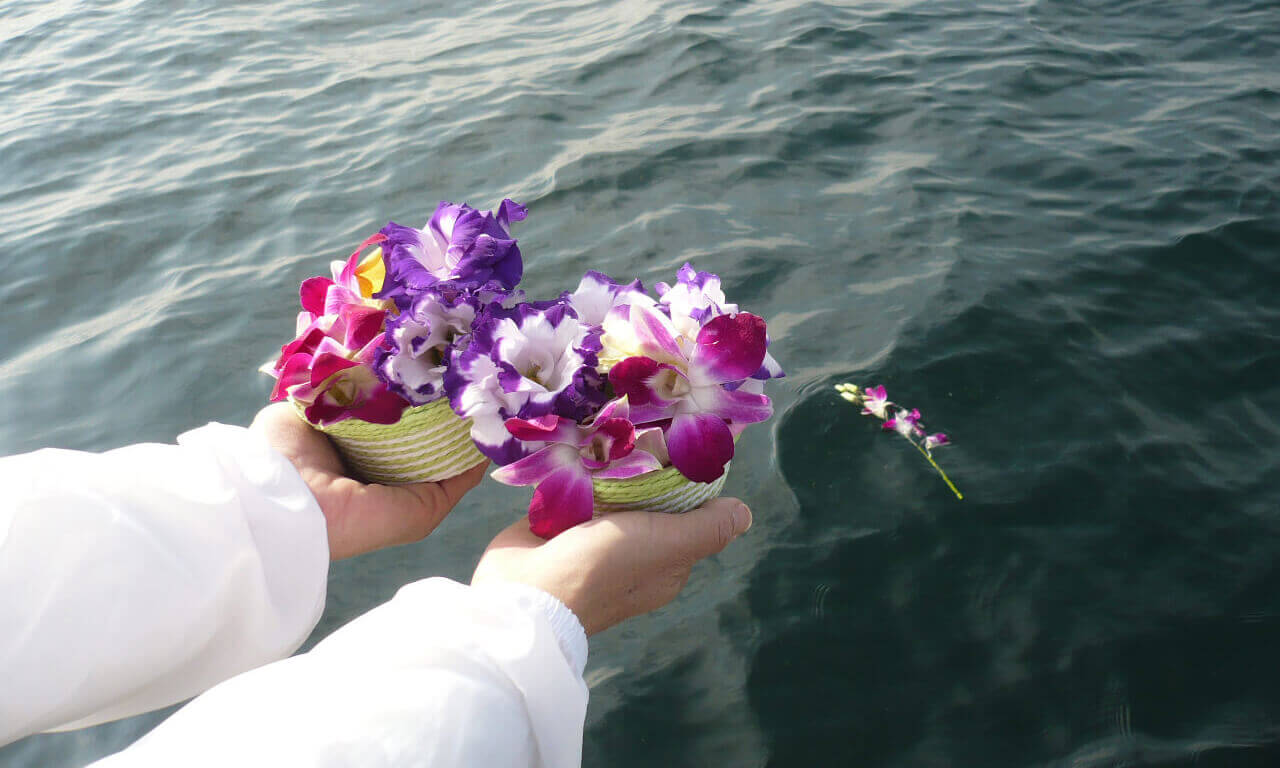 福岡（能古島）沖での散骨の献花