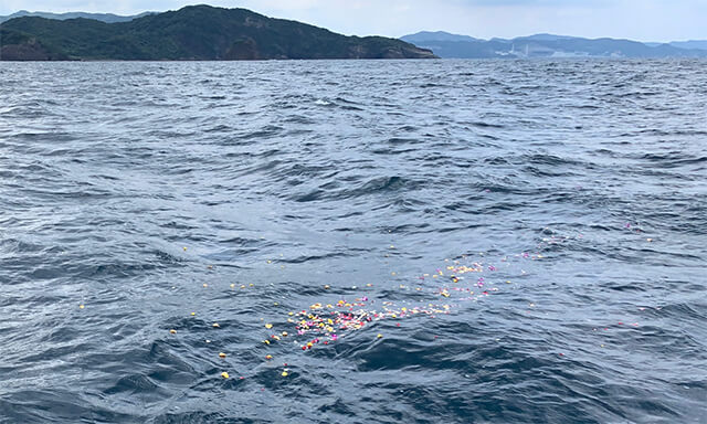 島根沖での散骨の献花