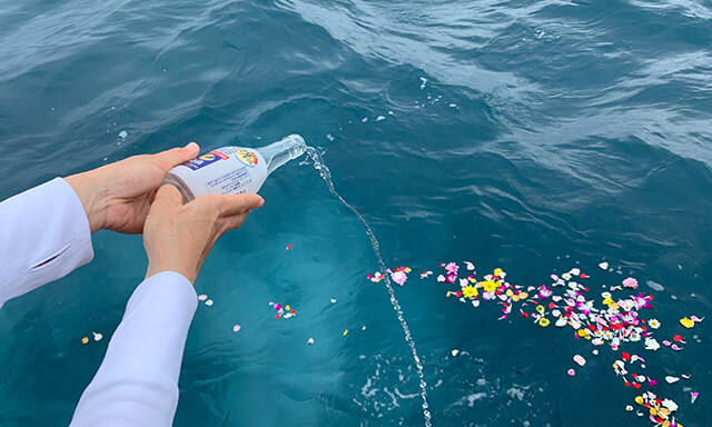 沖縄県での海洋散骨の献酒