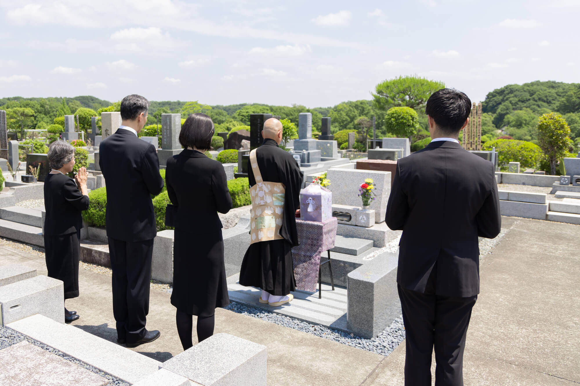 納骨の時期はいつ？最適なタイミングや流れについて
